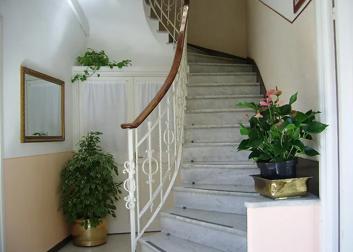 Отель Fiorenza & Banksia Meuble