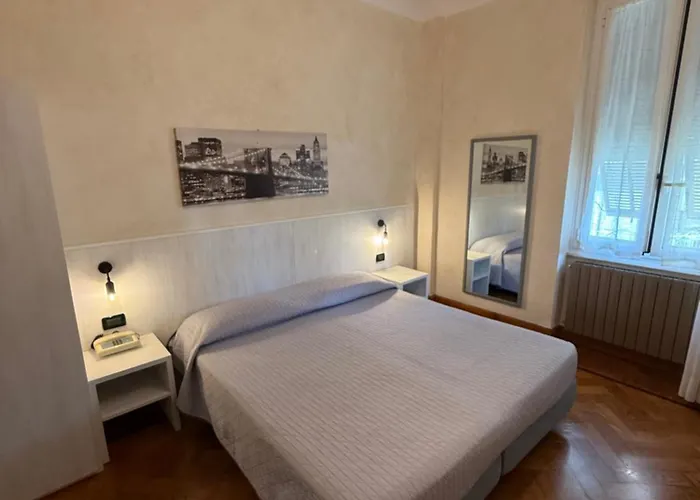 Отель Fiorenza & Banksia Meuble