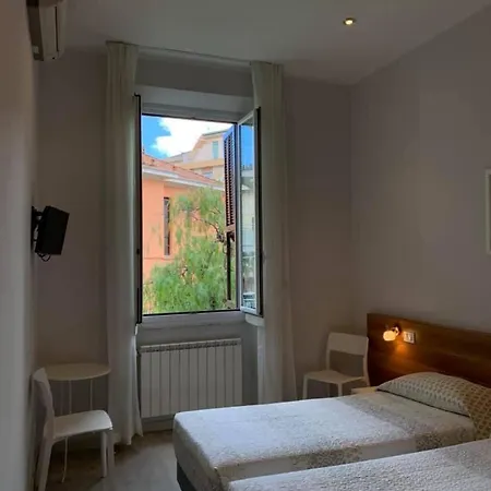 Fiorenza & Banksia Meuble Hotel 2*