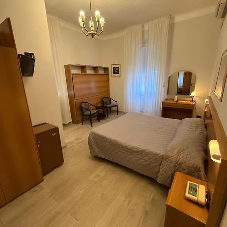 Fiorenza & Banksia Meuble Алассіо