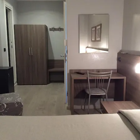 Fiorenza & Banksia Meuble Hotel 2*
